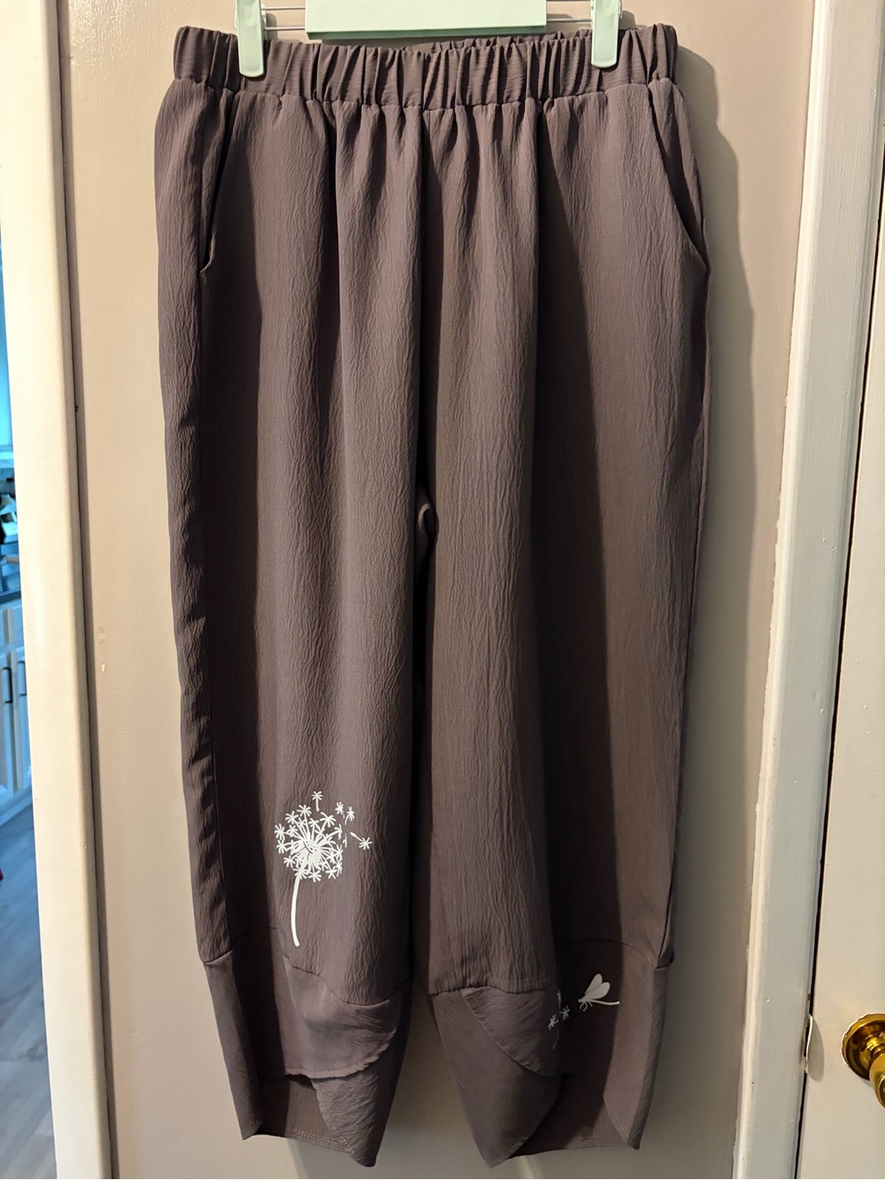 SHEIN Gray Cropped Pants with White Dandelion Print
